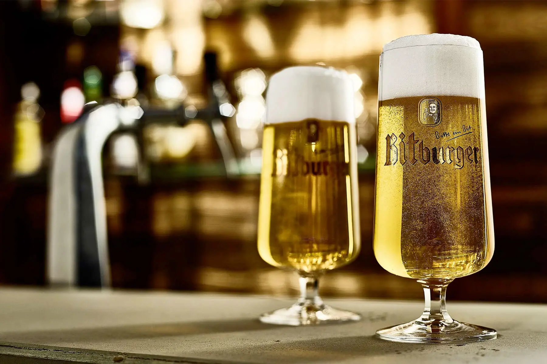 Frisch gezapftes Bier am Zapfhahn im Fasskeller Krefeld