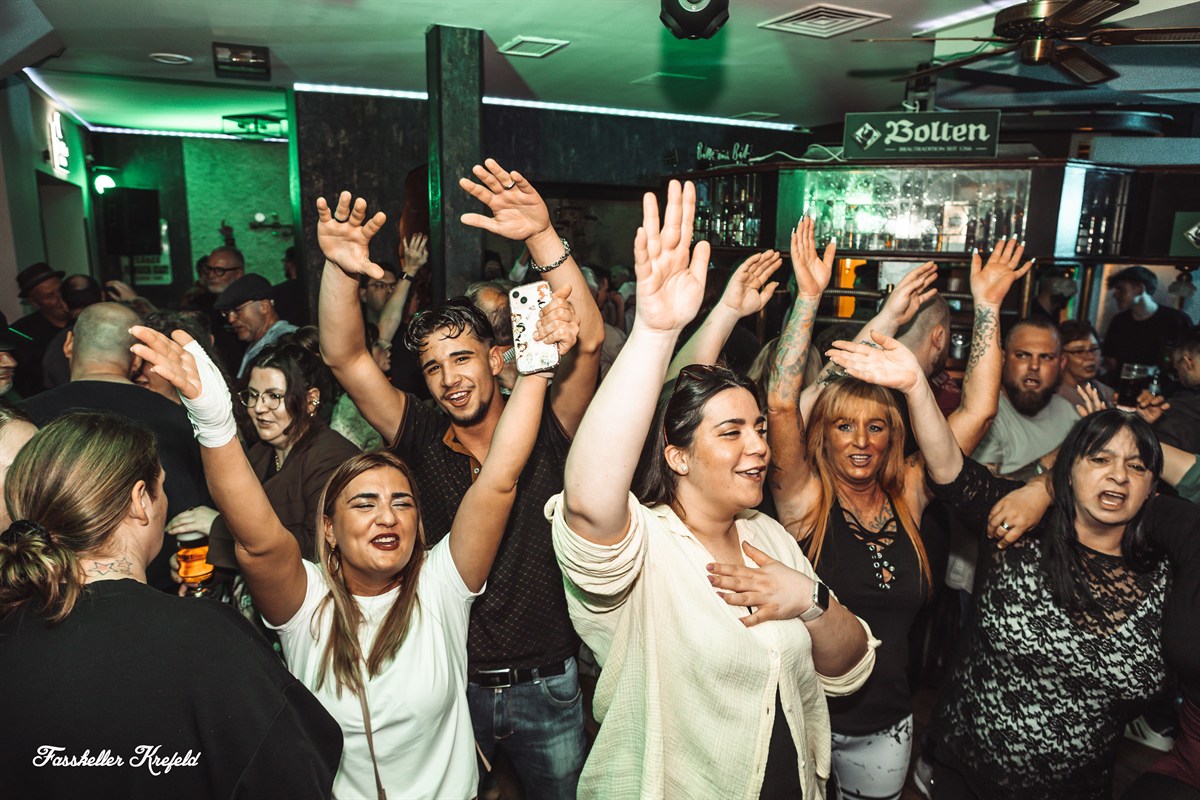 Auswahl an Spirituosen und Getränken an der Bar des Fasskeller Krefeld